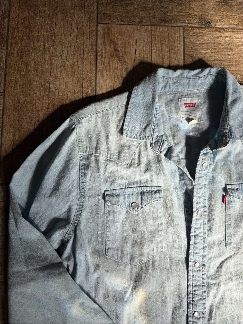 Levi's Light Wash Denim Western Shirt Jacket - Picture 5 of 7